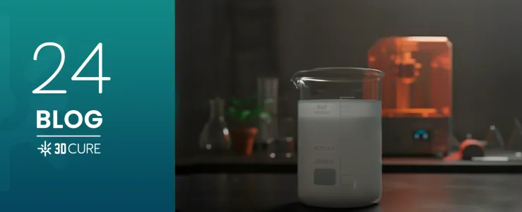 imagem de capa de blog apresentando um béquer de vidro preenchido com resina 3D branca em um ambiente de laboratório. Ao fundo, uma impressora 3D em operação com iluminação quente. À esquerda, uma faixa vertical em gradiente azul-petróleo contém o número '24' em destaque, a palavra 'BLOG' e o logotipo da 3D Cure.