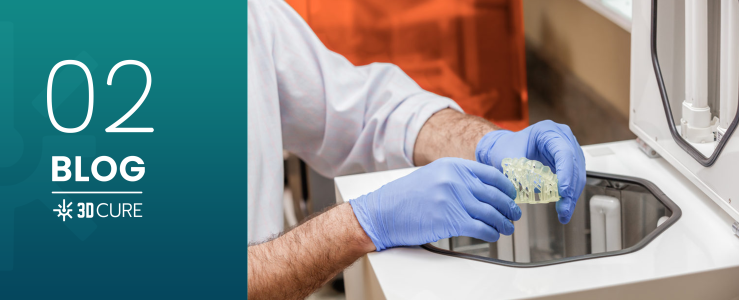 pessoa utilizando EPI para trabalhar com resina