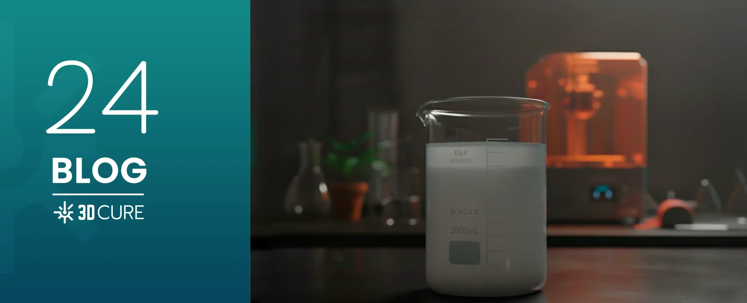 imagem de capa de blog apresentando um béquer de vidro preenchido com resina 3D branca em um ambiente de laboratório. Ao fundo, uma impressora 3D em operação com iluminação quente. À esquerda, uma faixa vertical em gradiente azul-petróleo contém o número '24' em destaque, a palavra 'BLOG' e o logotipo da 3D Cure.