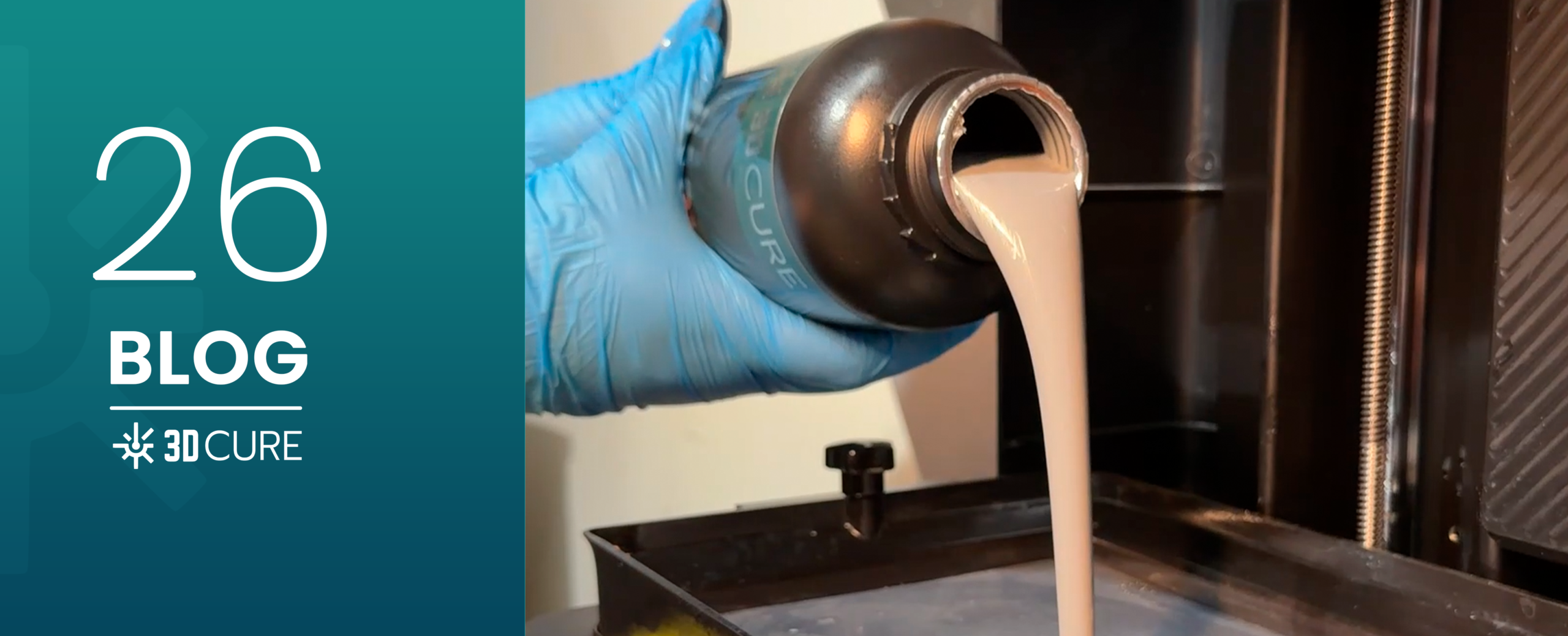 Uma pessoa usando luva azul derrama resina líquida cinza da garrafa D-Cure no tanque de uma impressora 3D. Imagem de blog da 3D Cure sobre resinas fotocuráveis e impressão 3D.