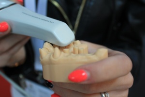 [Figura 2: Realização de escaneamento em modelo de gesso]
