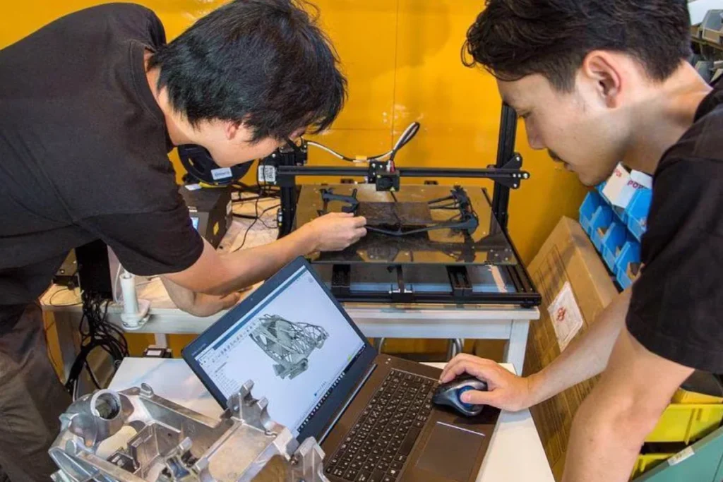 profissionais fazendo prototipagem rápida com impressora 3d